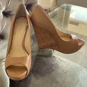 NEW  JESSICA SIMPSON BETHANI COMFORT WEDGE PUMP sz 7.5 M BUFF DRESSY CASUAL